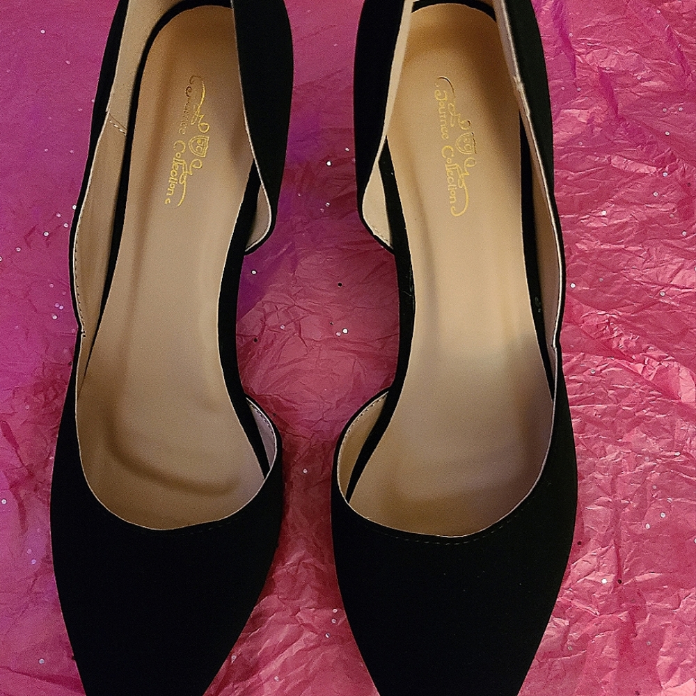 Black pumps